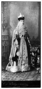 1860年代頃、ロシアの伝統的な衣装を着たマリアフェオドロフナ 作： Russian Photographer